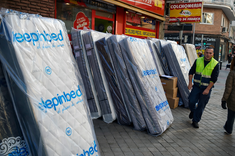 Colchones expuestos en la tienda AMG Colchonerías